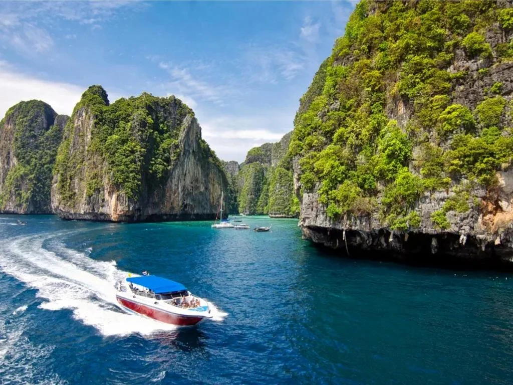 Explore - Phi Phi Island and 4 Island Tour with Sunset Dinner by speedboat