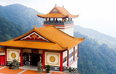 Explore Genting Highlands Malaysia – A beautiful Chinese temple nestled in the misty mountains, showcasing traditional architecture and serene surroundings.
