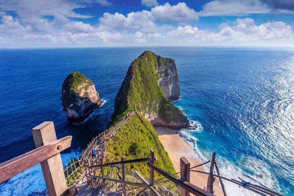 <a href="https://www.freepik.com/free-photo/kelingking-beach-nusa-penida-island-bali-indonesia_11306455.htm#query=nusa%20dua%20bali&position=0&from_view=keyword&track=ais_hybrid&uuid=483e236d-4b4a-439e-b4dd-499a28d5d5b4">Image by tawatchai07</a> on Freepik
Best Luxury Hotels in Bali