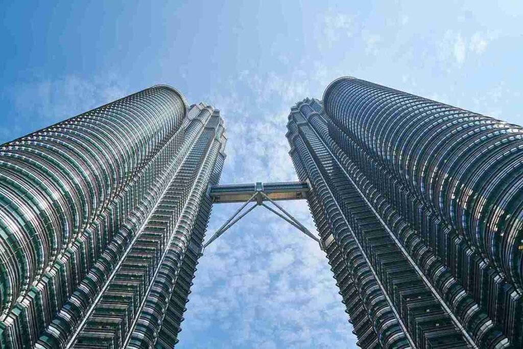 <a href="https://www.freepik.com/free-photo/twin-skyscrapers_1014132.htm#fromView=search&page=1&position=3&uuid=624e4682-f9d4-4f4e-a907-707129fa0421">Image by freestockcenter on Freepik</a>
Best places to visit in Kuala Lumpur
