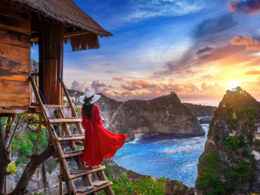 Best activities to do on your Bali honeymoon - sunrise at a treehouse on Nusa Penida Island with breathtaking ocean views.