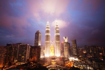 Explore Petronas Twin Towers Malaysia – A captivating night view featuring iconic modern architecture, symbolizing Malaysia’s urban elegance and cultural blend.