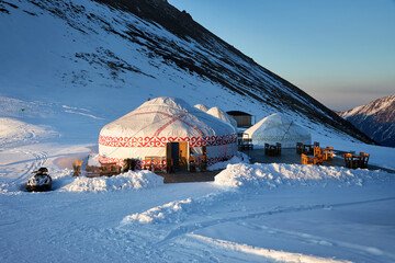 A cozy dining experience in Almaty with a picturesque skyline and mountain backdrop, ideal for families visiting Del Papa, a top family-friendly restaurant serving delicious Italian cuisine like pasta and pizzas.