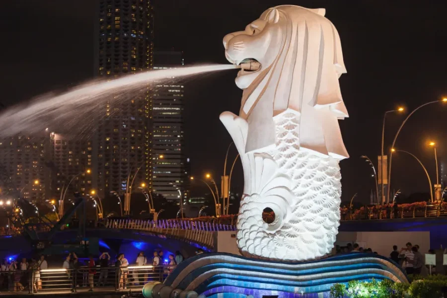 Explore Merlion Park on a mesmerizing Singapore in 4N/5D tour, capturing the iconic Merlion statue with stunning city skyline views.